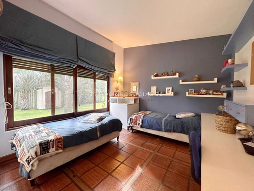 Hermosa Propiedad En Venta De 4 Dormitorios En Zona Lugano, Punta Del Este.