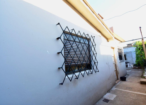 Casa En Venta En Peñarol (aparicio Saravia Esquina Lamartine) A 3 Cuadras De Av. Garzón.