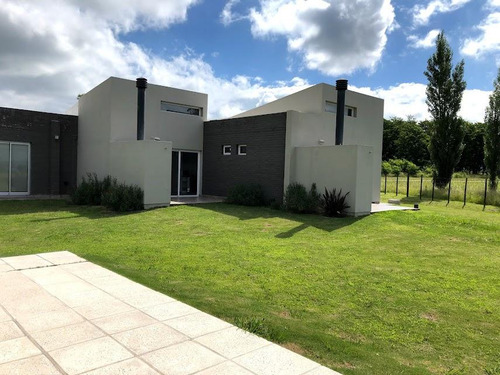 Casa En Los Reartes, Barrio Punto Claro, 5 Ambientes. 2.000 Metros Totales, 220 M2 Cubiertos.
