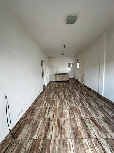 Alquiler - Villa Madero - Departamento 3 Ambientes Con Patio - 2do. Piso Por Escalera- Sin Expensas