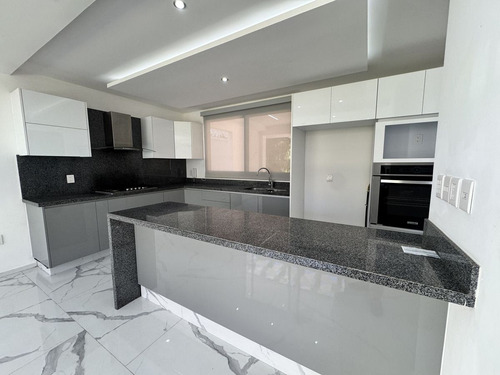 Casa En Renta En Merida, Temozon Norte Y Con Diseño Moderno. ¡3 Pisos!