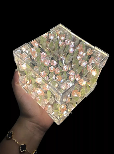 Lámpara Led De Escritorio Tulipanes Espejo Infinito Cubo Violeta