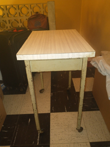 Mesa Con Rueditas Tipo Banco De Escuela Metal Y Formica (Usado)
