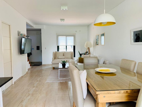 Imagen 3 de 10 de Duplex Venta 2 Dormitorios 2 Baños 2 Cocheras Jardín 88 Mts 2 - Lote150 Mts 2 - Manuel B Gonnet