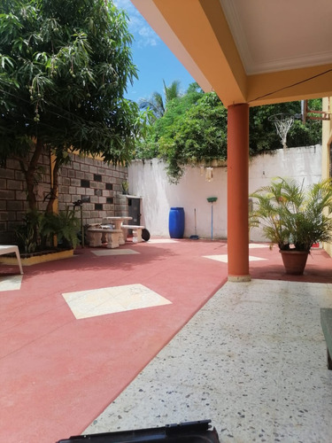 Casa De 2 Niveles En Venta En El Sector Arismar