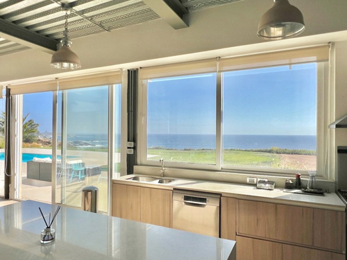 Sólida Casa En Venta Con Preciosas Vistas Al Mar, Zapallar
