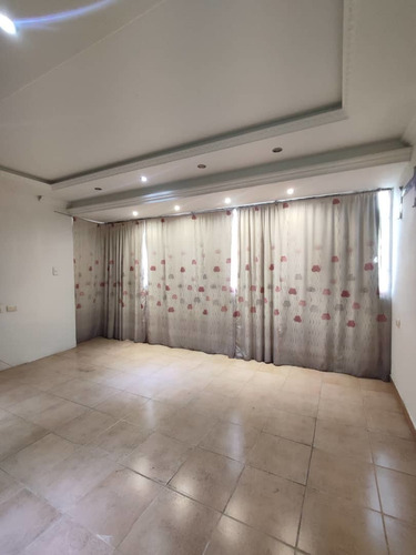 Imagen 6 de 12 de Tonw House. 110mts. 4habitaciones,3 Baños, 2puesto.