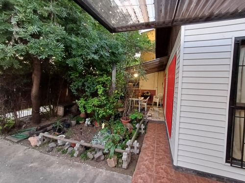 Casa Con Jardín, Estacionamientos Y Terreno Amplio. La Reina