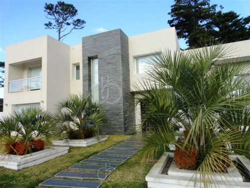 Imagen 14 de 28 de Casa En Mansa, 4 Dormitorios, Piscina Climatizada, En Barrio Privado, Punta Del Este