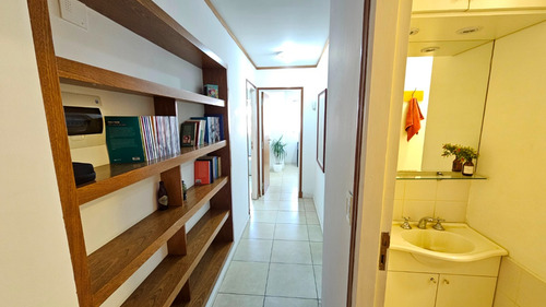 En Venta. Semipiso De Oficina Al Frente Con Cochera Propia. Zona Chauvin.