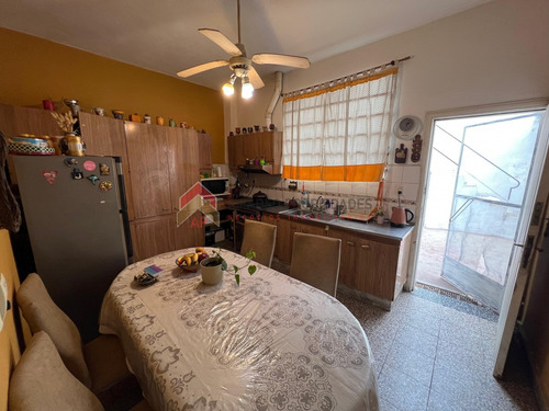 Casa 4 Amb Con Cochera, Patio Y Terraza. Ubicada En Riobamba 900 Temperley