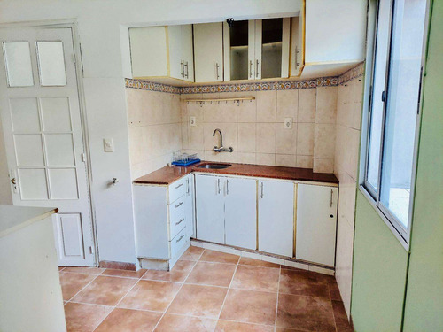 Apartamento En Venta, 2 Dormitorios, En Centro.