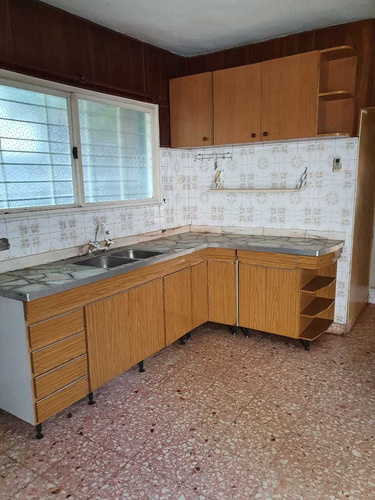 Imagen 2 de 14 de Casa Con Cochera Y Depto. 2 Amb. Al Fondo En Monte Grande