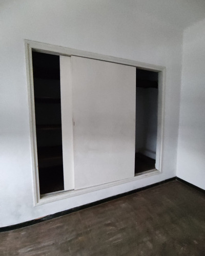 Gran Oportunidad, Casa De Dos Dormitorios Y Local Alquilado Con Renta Mensual. En Una De Las Mejores Esquinas De La Aguada, A Pasos De Avenida Agraciada.