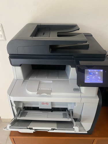 Impresora Multifunción Hp Laserjet Pro M521dn Blanco Con Negro (Usado)