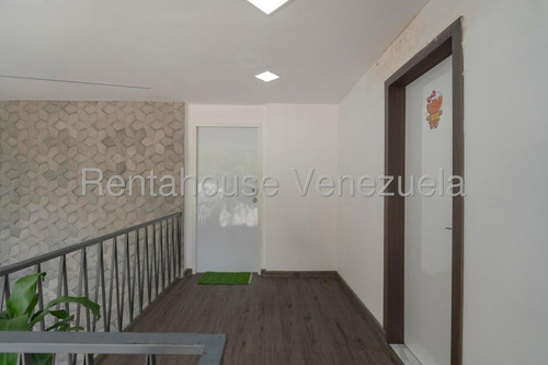 Casa Para Remodelar De Multiples Niveles En Venta Ubicada En Chaguaramos 25-17638