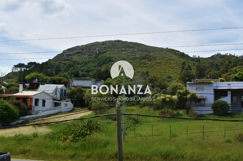 Piriápolis Country. Casa En Venta. Con Vista A Los Cerros. 2 Dormitorios, 2 Baños. 600 Metros Del Centro
