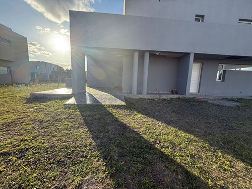 Venta De Casa Cuatro Ambientes En Laguna Azul