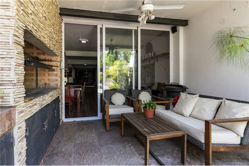 Venta Casa Triplex 4 Amb. Pileta Y Cocheras