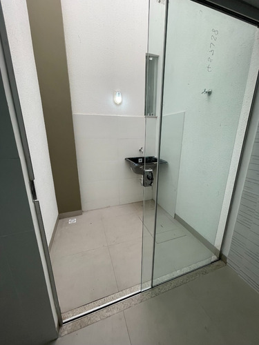 Lindos Sobrados De Alto Nível, Com Garagem Para 2 Carros, 3 Quartos Sendo 1 Deles Suíte, 3 Banheiros E Cozinha Integrada Com Sala.