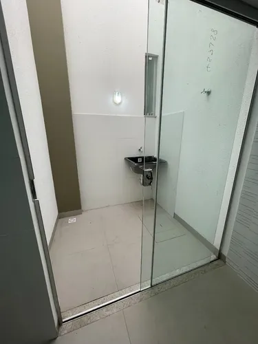 Lindos Sobrados De Alto Nível, Com Garagem Para 2 Carros, 3 Quartos Sendo 1 Deles Suíte, 3 Banheiros E Cozinha Integrada Com Sala.