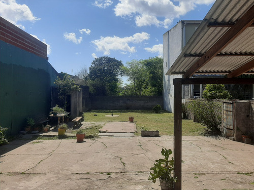 Gran Inmueble Sobre Calle Principal Para Vivir O Para Inversión En Zona Estratégica Del Barrio Para Destinos Múltiples Apto Profesional Comercial Salón Garages Viviendas Galpón Fot 2 Desarrolladores