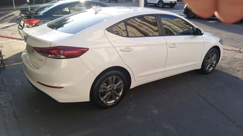 Imagem 6 de 11 de Hyundai Elantra 2018 2.0 16v Gls Flex Aut. 4p