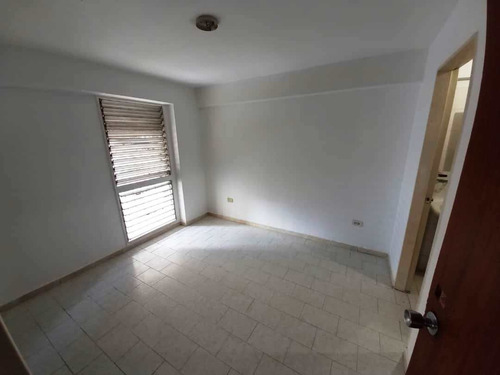 Imagen 3 de 15 de Venta Apartamento La Candelaria, 3habitaciones,2baños,1puesto. Desocupado