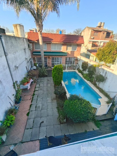 Casa En Venta. 5 Ambientes En 2 Plantas Depto En Pb. Excelente Estado. Quincho C/parrilla. Patio Con Piscina. Allende Al 3200. Villa Devoto