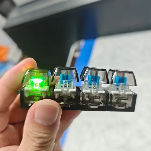 Llavero Teclado Antiestrés Con Luz LED – 4 Botones Con Retroalimentación Táctil, Portátil Y Ligero, Ideal Para Aliviar Estrés En Adultos Y Niños