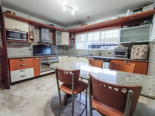 Casa En Lecheria Centrica Y Con Extenso Jardin