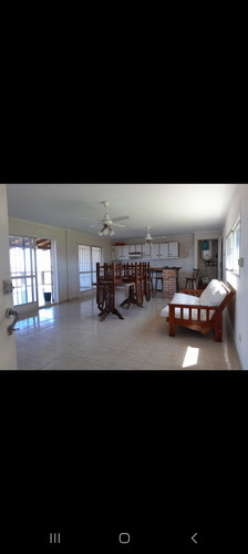Casa De 4 Dormitorios Y 3 Baños Con Casa De Casero