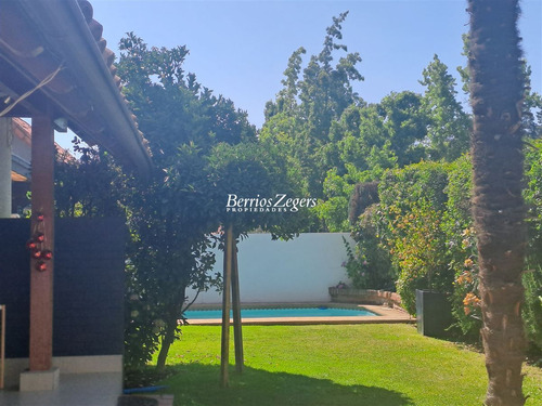 Casa En Venta De 4 Dorm.4 Baños. San Carlos En Las Condes