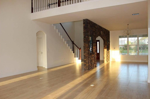 Casa En Venta En Barrio Privado 4 Dormitorios Gran Terreno 1400m2