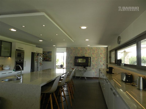 Casa En Venta De 5 Dormitorios En Colina