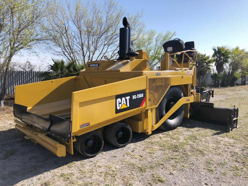 Pavimentadora Sobre Llantas Caterpillar Bg260d Año 2006