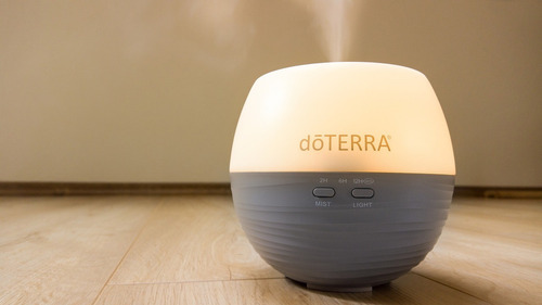 Difusor Aromático Doterra petal con voltaje de 220V blanco y beige