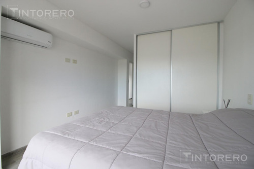 Departamento En Venta De 4 Ambientes Con Balcón Aterrazado Y 3 Cocheras Cubiertas En Morón.
