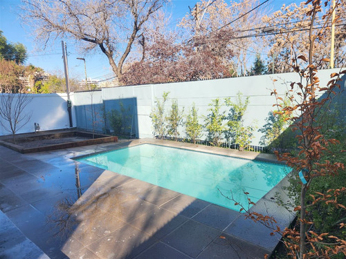 Casa En Venta De 3 Dorm. En Las Condes / Plaza La Capitanía