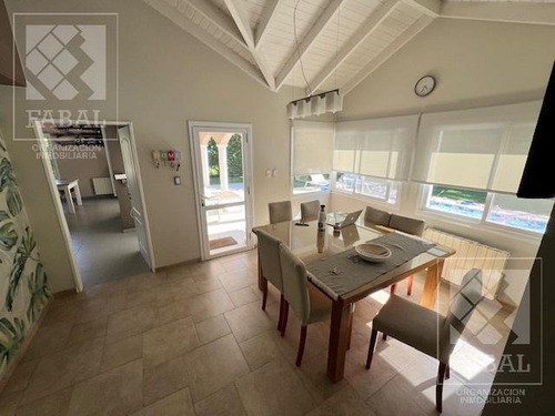 Casa Venta La Comarca, Centenario, 3/4 Dormitorios, 3 Baños, Cochera Y Jardín Con Pileta