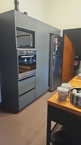 Excelente Chalet De 4 Amplios Ambientes Sobre Lote De 12,99 X 51, Con Garage Cubierto Para 3 Autos, Galeria Con Parrilla, Fondo Y Quincho. Excelente Estado. Nuevo Valor