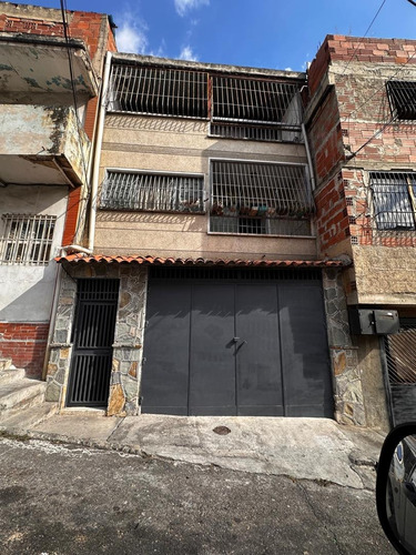 Catia. Edificio - Casa De Tres Niveles En Venta De 400m2