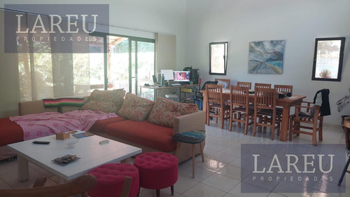 Casa En El Barrio Roble Joven