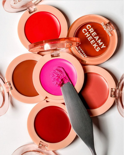 Rubor cremoso Creamy Cheeks Creamy Blush Line, Ruby Rose Tom de Peachy Vibe Makeup