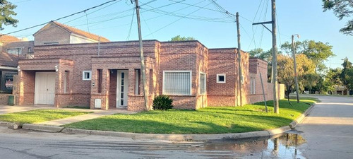 Casa En Venta - 3 Dormitorios 2 Baños - Cocheras - 442mts2 - Coronel Brandsen