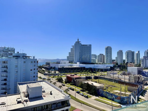 Vende Apartamento En Mansa, Punta Del Este De 3 Dormitorios.