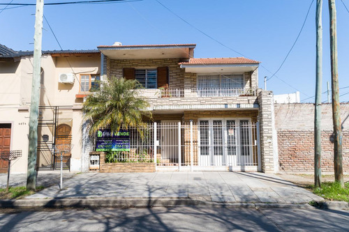 Casa 4 Ambientes Con Garage, Parque Y Quincho