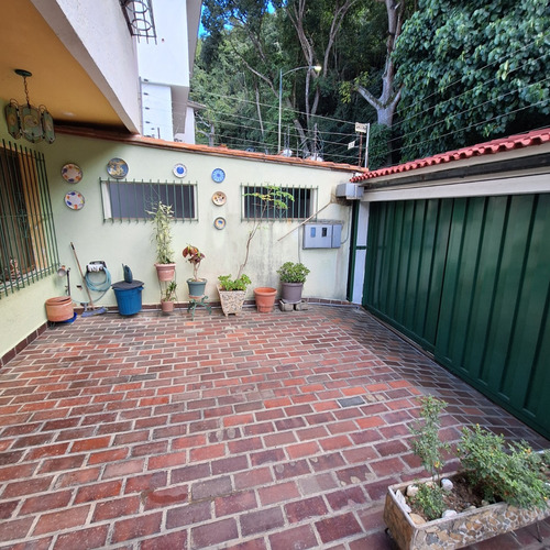 Vendo Comoda Quinta Colinas De Los Chaguaramos. 300 Mts2. Anexo Independiente 145 Mts2. Vista. Calle Tranquila.