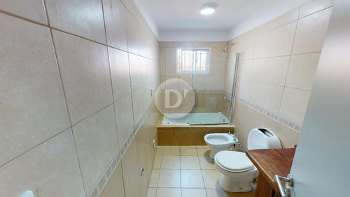 Imagen 9 de 19 de Impecable Casa Tipo P.h. De 3 Dormitorios, Cochera, Y Terraza Con Parrilla.