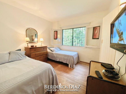 Residencia En Playa Mansa Muy Cerca Del Mar.- Ref: 824